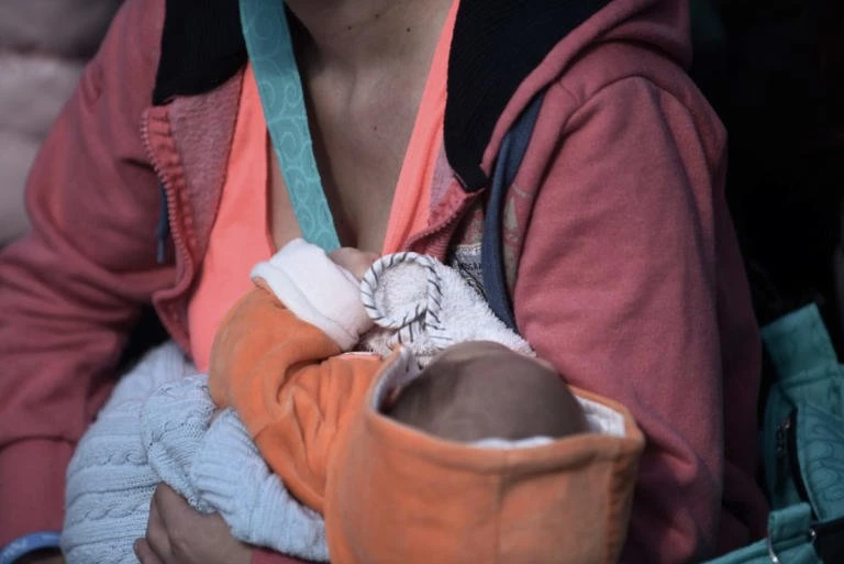 Σοκάρει η τραγική μητέρα στην Πάτρα – Ξύπνησε με το νεκρό μωρό στην αγκαλιά της: «Είχε μελανιάσει, είχε παγώσει πολύ» (βίντεο)